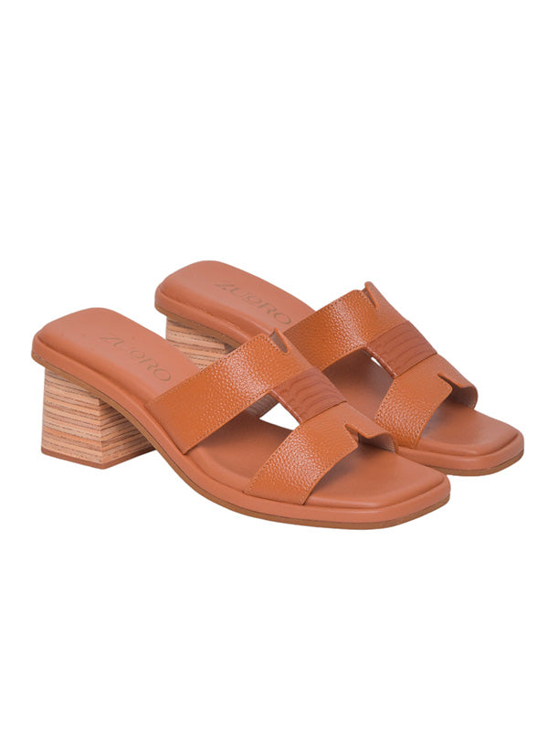andalias de tacón miel modelo Ada de Zuoro Shoes, con capellada de doble tira ancha unidas al centro y tacón grueso con acabado madera
