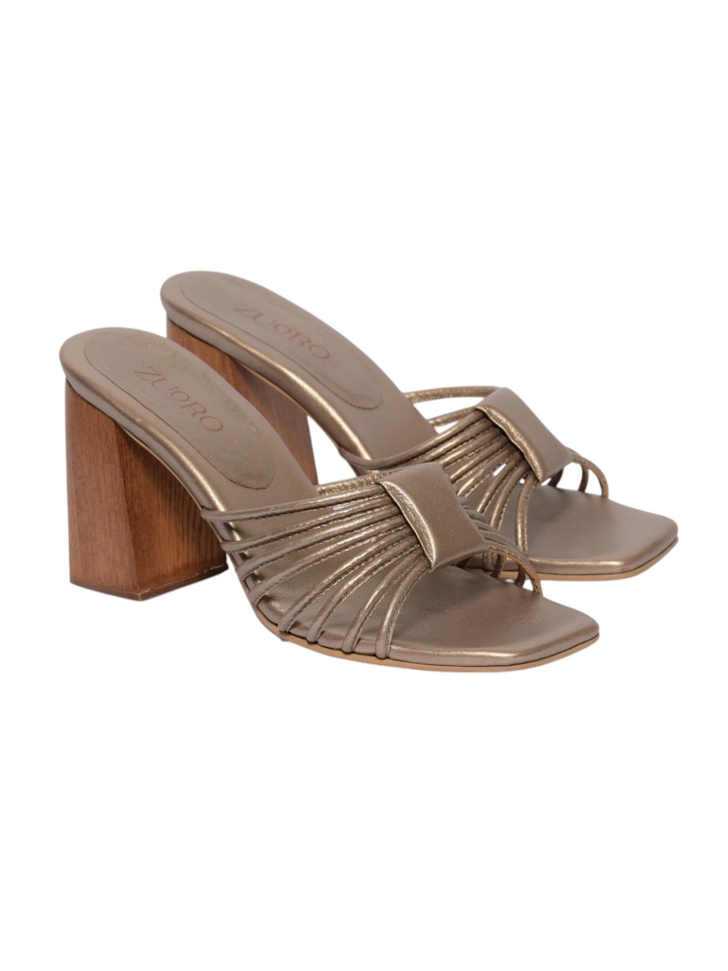 Sandalia dorada modelo Alca de Zuoro Shoes, con diseño de finas tiras frontales unidas por un rectángulo elegante y tacón bloque tipo madera