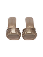 Vista frontal de la sandalia Alca resaltando el rectángulo central que une las tiras doradas y la punta moderna del diseño