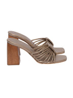 Perfil de la sandalia Alca de Zuoro Shoes, mostrando la estabilidad del tacón bloque con acabado en madera y el ajuste delicado de las tiras