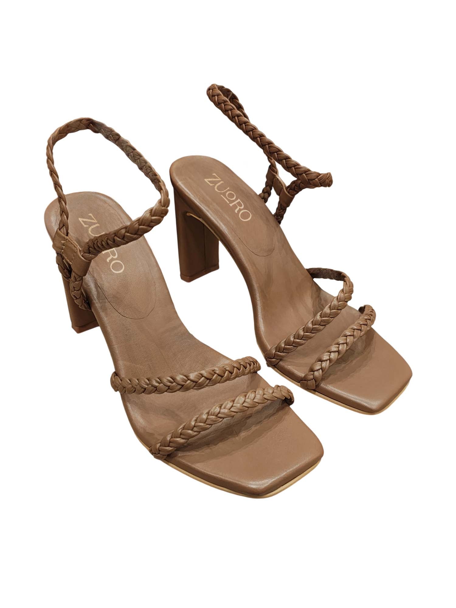 Tacón modelo Amane de Zuoro Shoes en color café, con silueta abierta de punta cuadrada y diseño de tres correas trenzadas