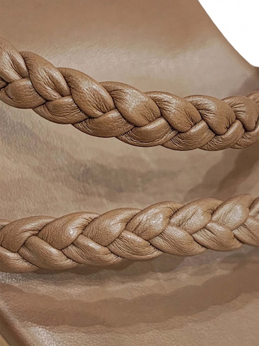 Primer plano del tejido artesanal en las correas del modelo Amane, resaltando la calidad del material café y la precisión del trenzado