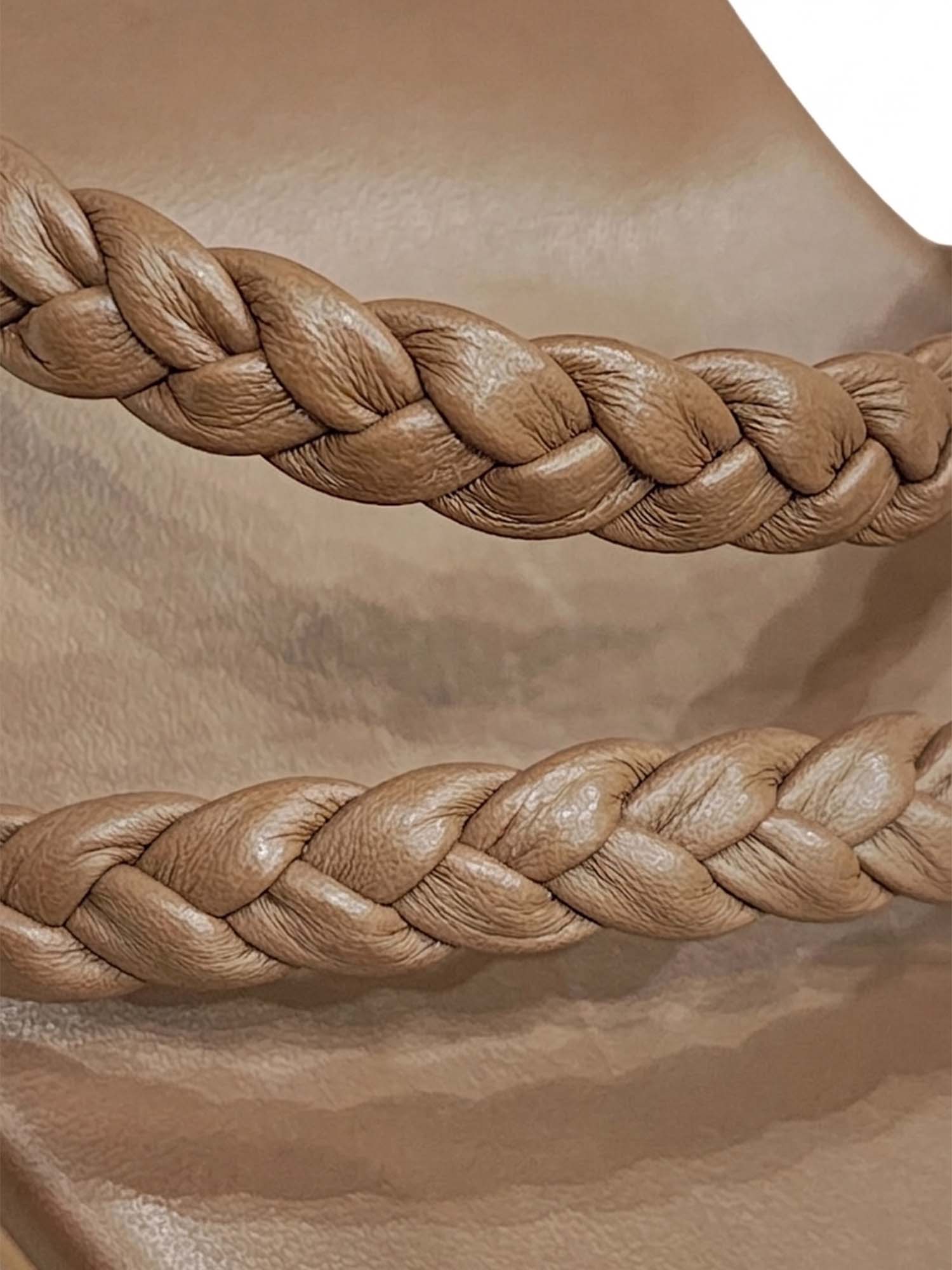 Primer plano del tejido artesanal en las correas del modelo Amane, resaltando la calidad del material café y la precisión del trenzado