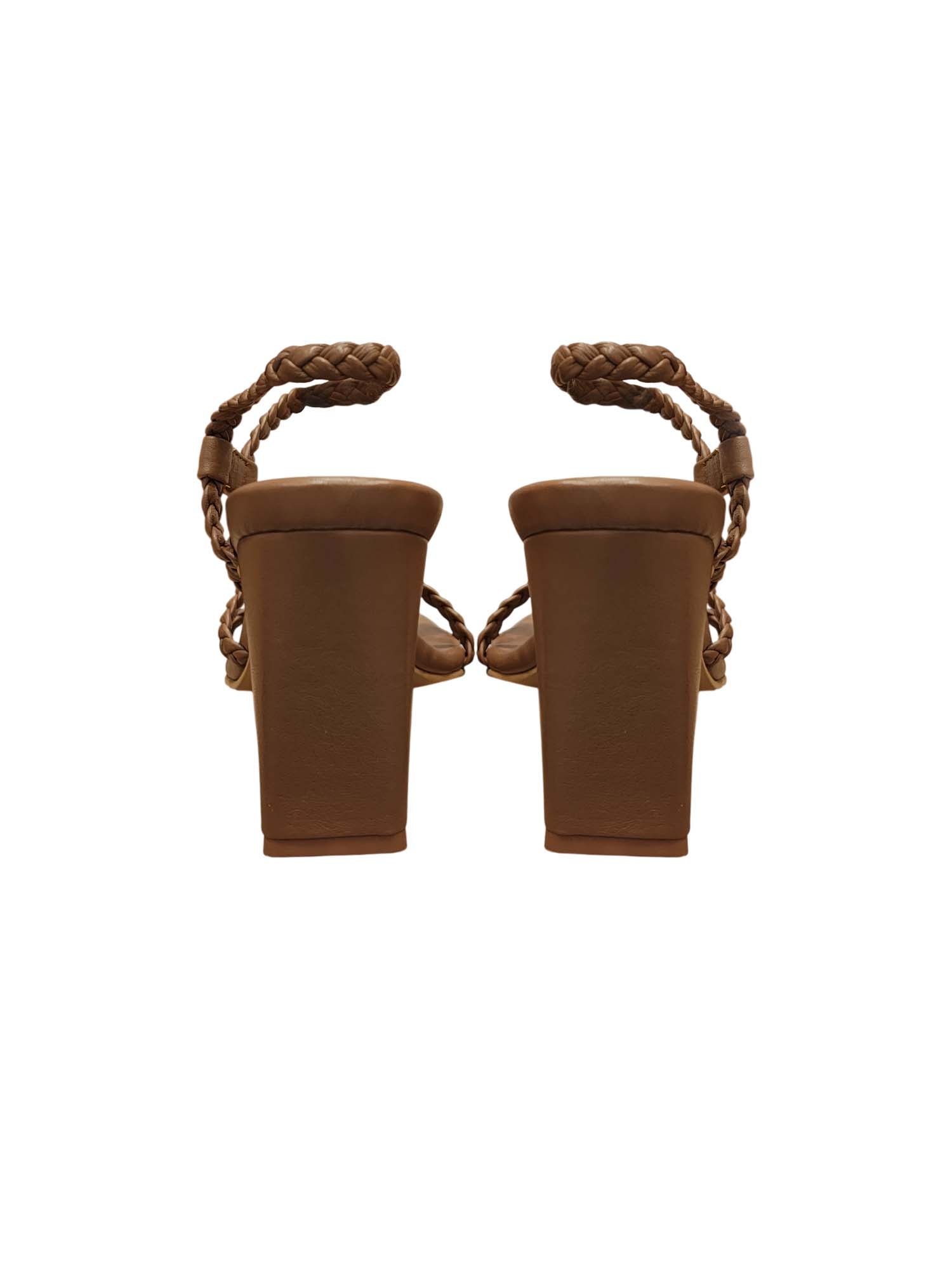 Vista posterior del modelo Amane, mostrando el acabado premium del tacón forrado y la estructura abierta que estiliza el talón