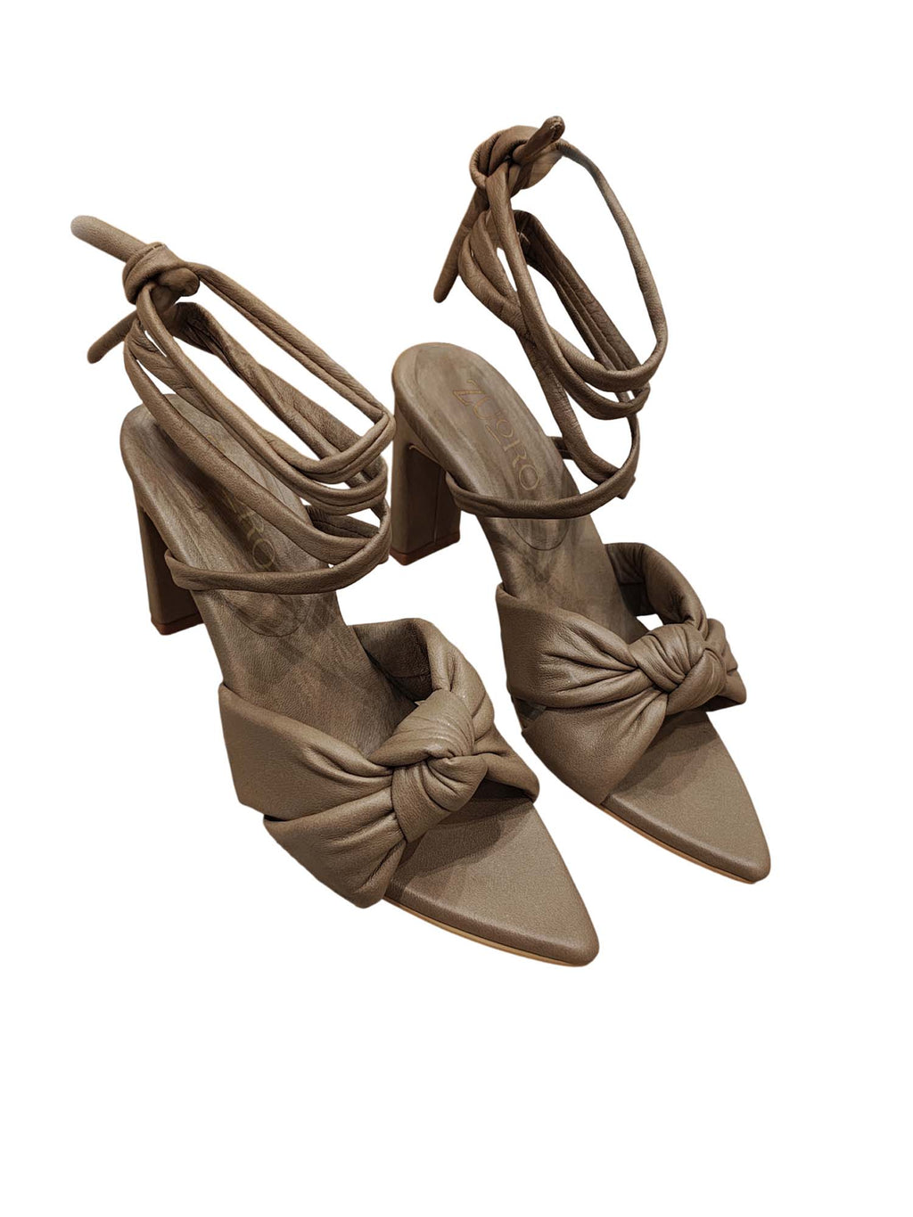 Tacón stiletto modelo Arden de Zuoro Shoes en color taupe, con capellada de nudo acolchado puffy y tiras largas para amarrar al tobillo