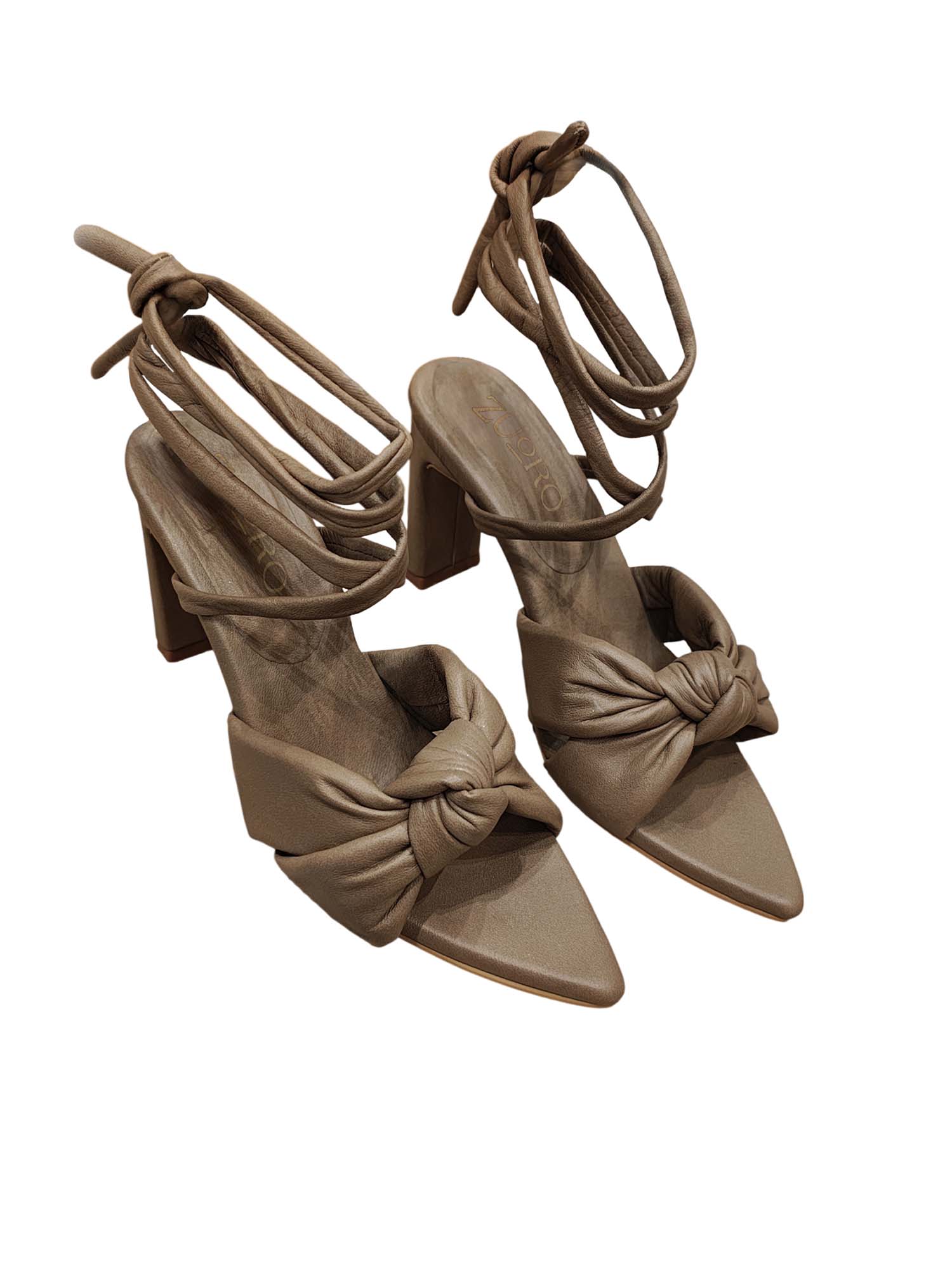Tacón stiletto modelo Arden de Zuoro Shoes en color taupe, con capellada de nudo acolchado puffy y tiras largas para amarrar al tobillo