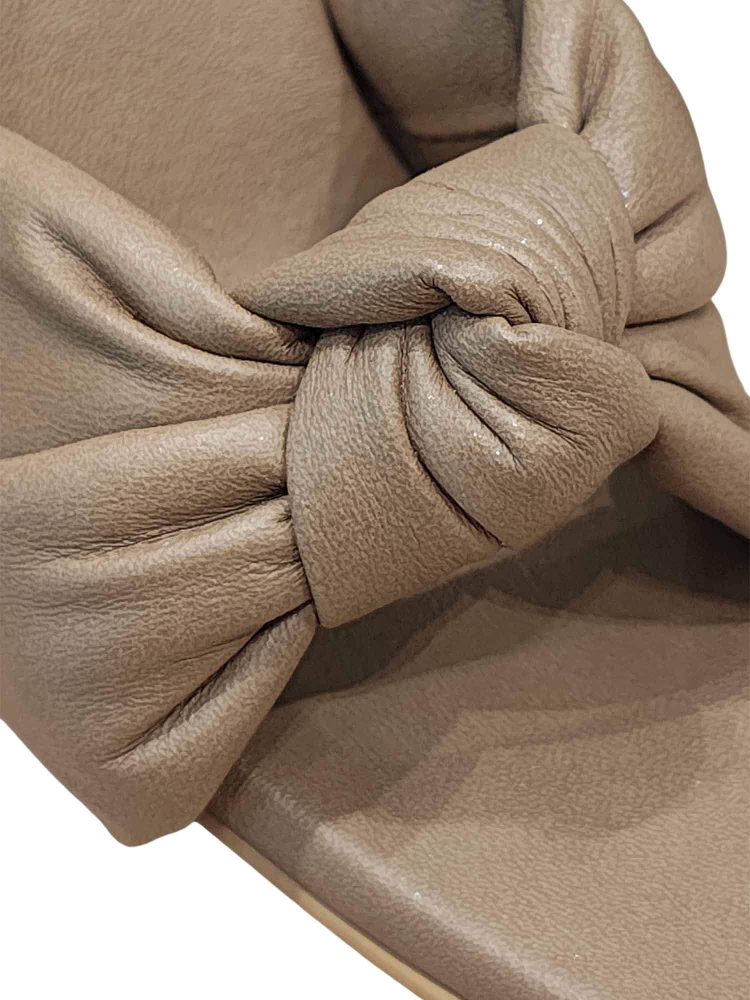 Primer plano del acabado acolchado tipo puffy y la suavidad del material en el nudo central del modelo Arden de Zuoro Shoes