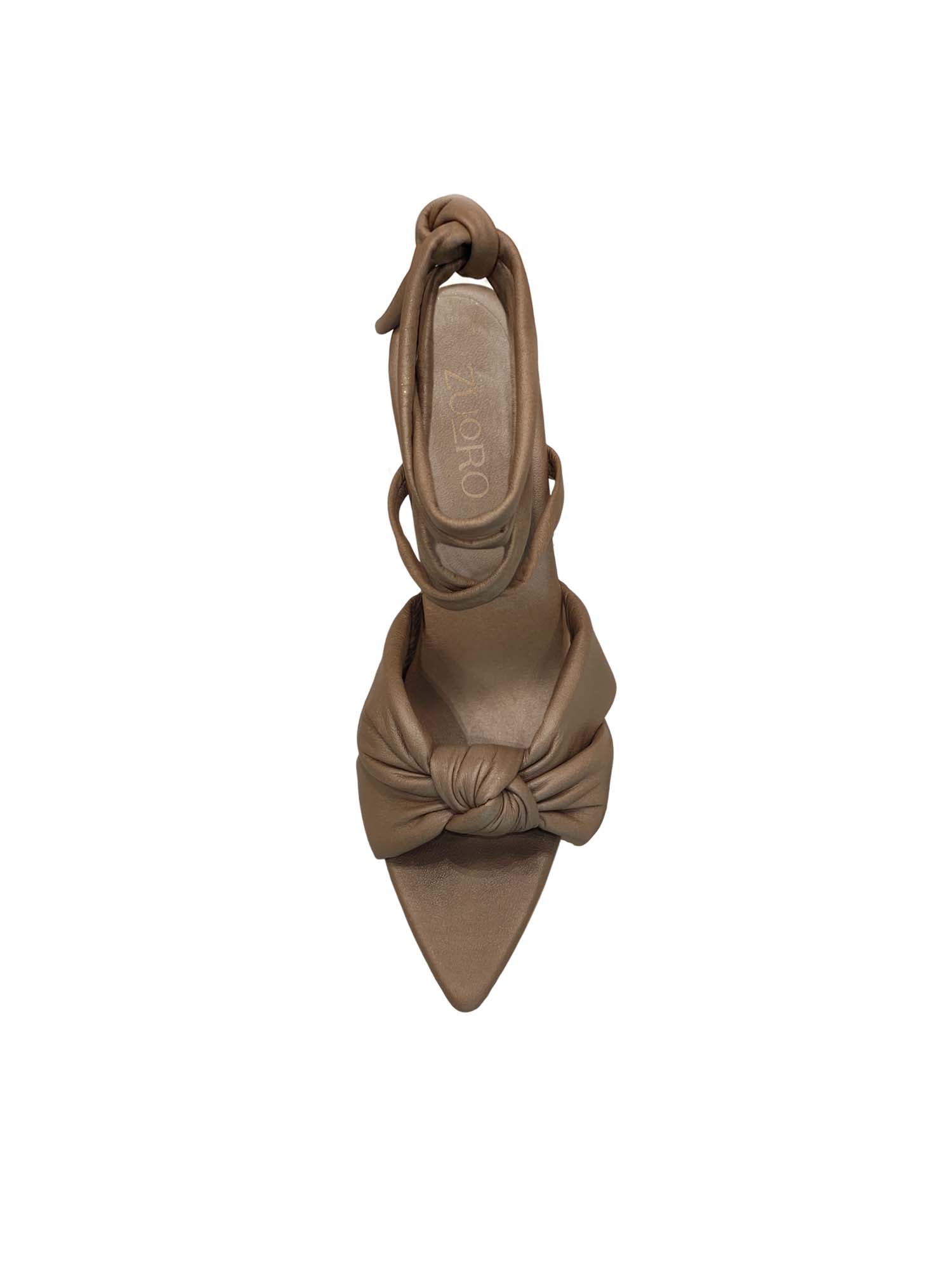 Vista superior de la sandalia Arden destacando el volumen del nudo acolchado puffy sobre la punta fina y estilizada