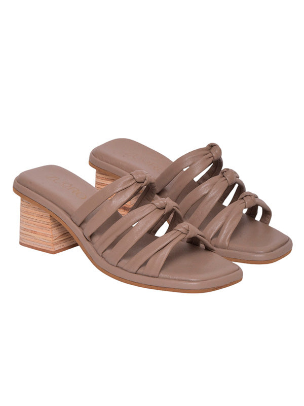 Sandalia tipo slide modelo Faela de Zuoro Shoes, color beige con capellada de diseño trenzado y tacón con acabado en madera