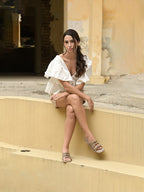 Modelo luciendo las sandalias trenzadas Faela en un look de día, el calzado ideal para eventos sociales, brunch o estilo ejecutivo relajado