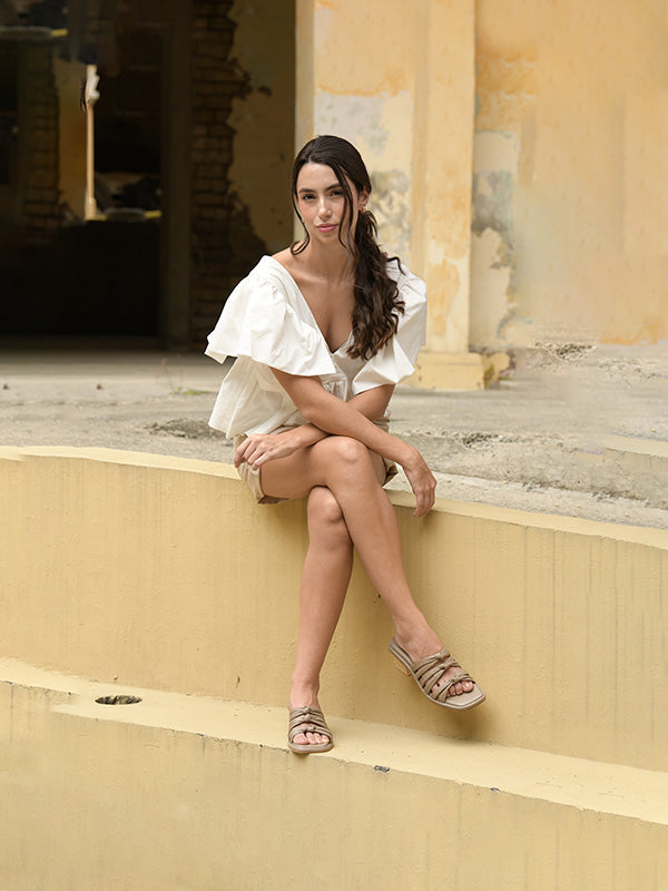 Modelo luciendo las sandalias trenzadas Faela en un look de día, el calzado ideal para eventos sociales, brunch o estilo ejecutivo relajado