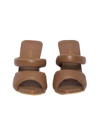 Vista frontal de la sandalia Ila destacando la punta refinada entre fina y redonda y la simetría de las bandas color miel