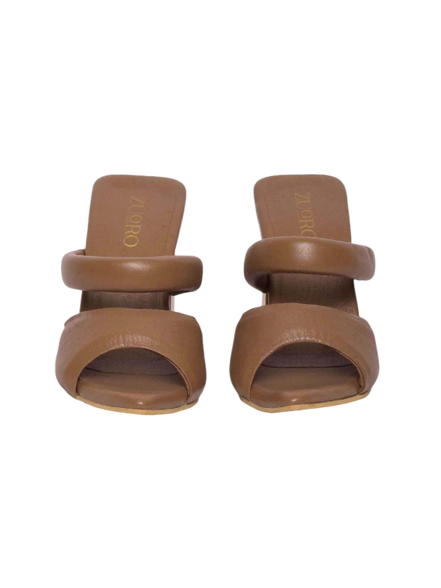 Vista frontal de la sandalia Ila destacando la punta refinada entre fina y redonda y la simetría de las bandas color miel