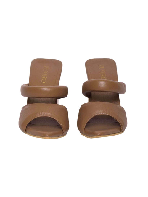 Vista frontal de la sandalia Ila destacando la punta refinada entre fina y redonda y la simetría de las bandas color miel