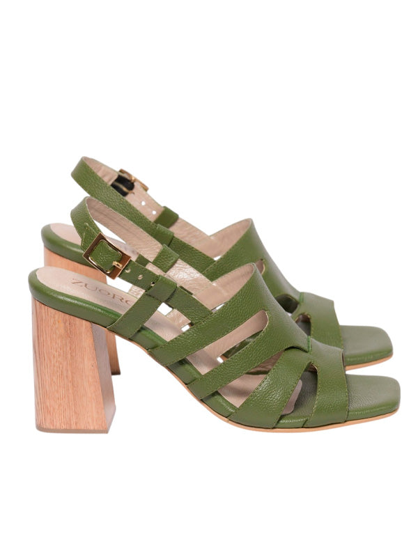 Perfil del tacón Meia de Zuoro Shoes destacando la textura de madera del tacón y la silueta estilizada en color verde