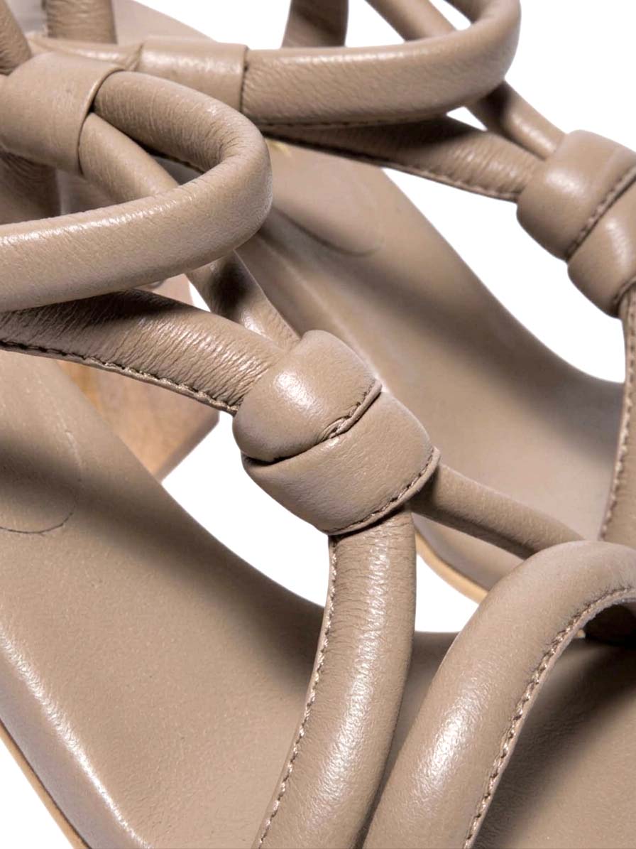 Imagen en detalle del modelo Prata beige de Zuoro Shoes, con tiras de nudos acolchados y acabados hechos a mano