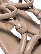 Imagen en detalle del modelo Prata beige de Zuoro Shoes, con tiras de nudos acolchados y acabados hechos a mano