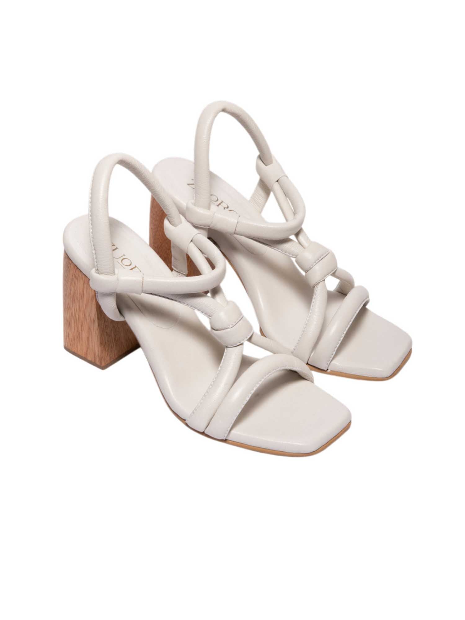 Tacon talco modelo Prata de Zuoro Shoes, con diseño de nudos y tacón con acabado de madera natural