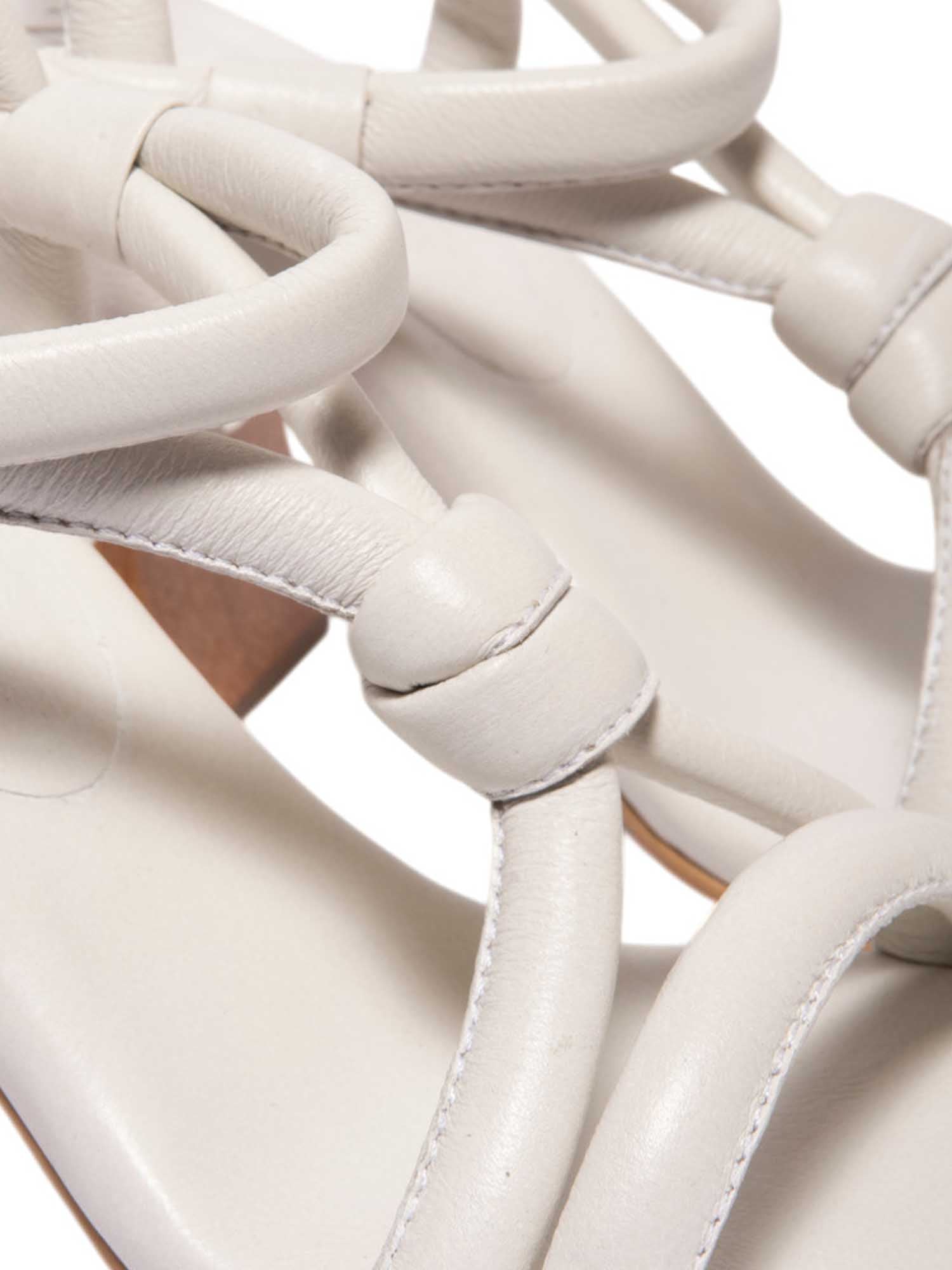 vista en detalle del modelo Prata talco de Zuoro Shoes, con sofisticadas tiras de nudos acolchados y acabados artesanales