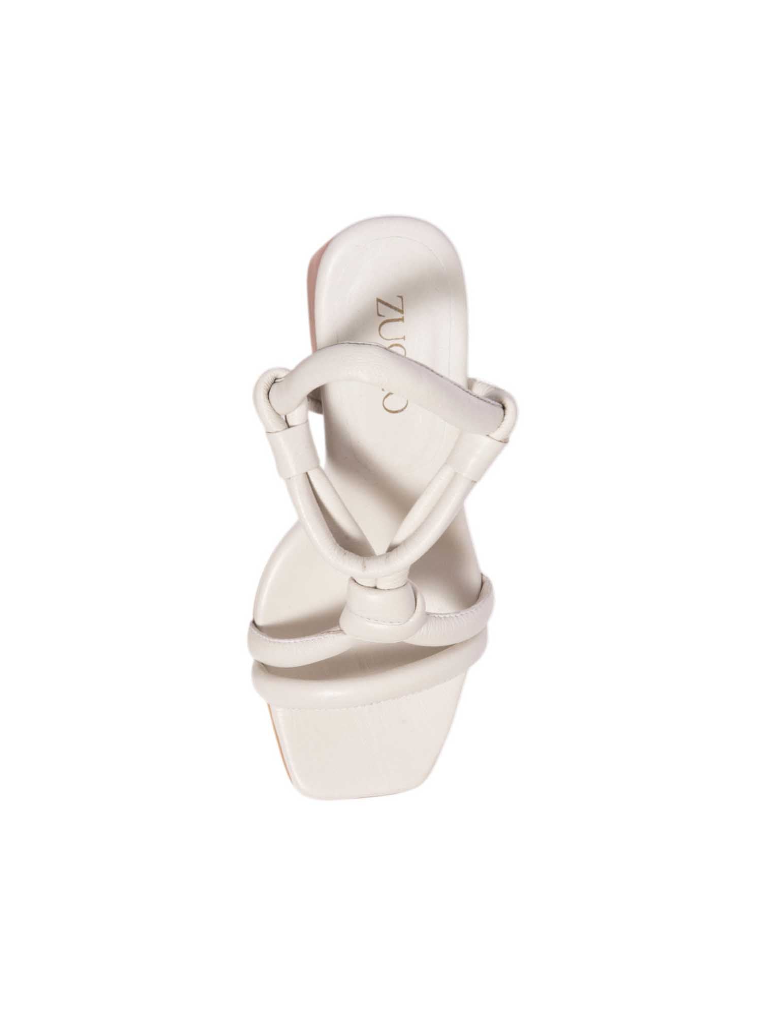 Ángulo superior del tacón Prata en color talco, resaltando el diseño elegante de sus nudos artesanales