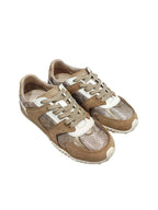 Tenis de silueta running retro-moderna modelo Raflessia de Zuoro Shoes en color camel, con apliques superpuestos en contraste y pasadores textiles acolchados