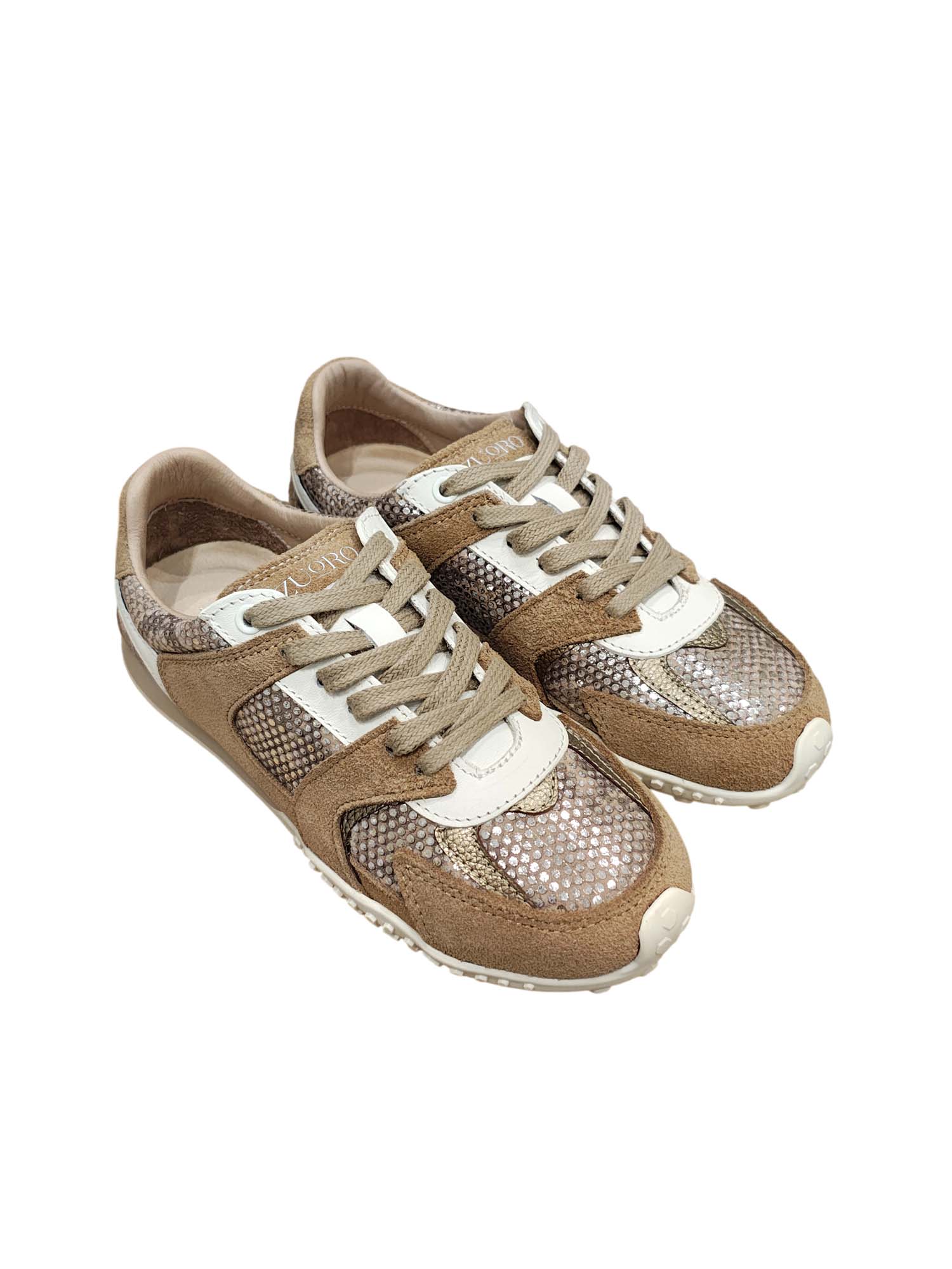 Tenis de silueta running retro-moderna modelo Raflessia de Zuoro Shoes en color camel, con apliques superpuestos en contraste y pasadores textiles acolchados