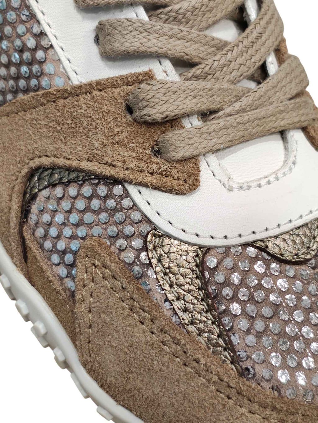 Primer plano de los tenis Raflessia de Zuoro Shoes, resaltando los apliques superpuestos en contraste y la calidad de los materiales