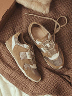 Imagen de los tenis estilo running Raflessia en color camel, capturando su flexibilidad y estilo urbano ideal para el día a día