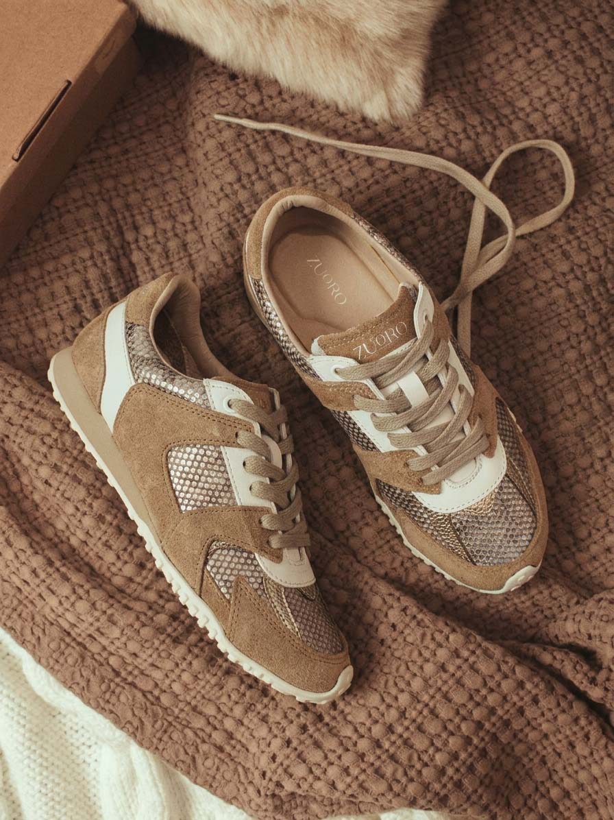 Imagen de los tenis estilo running Raflessia en color camel, capturando su flexibilidad y estilo urbano ideal para el día a día